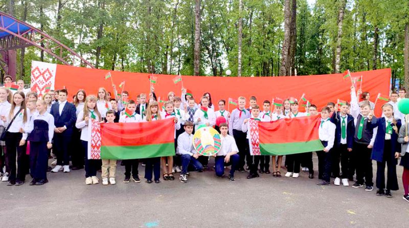 Молодежь Климовичского лесхоза приняла участие в мероприятиях, посвященных Дню Государственного флага, Государственного герба и Государственного гимна Республики Беларусь.