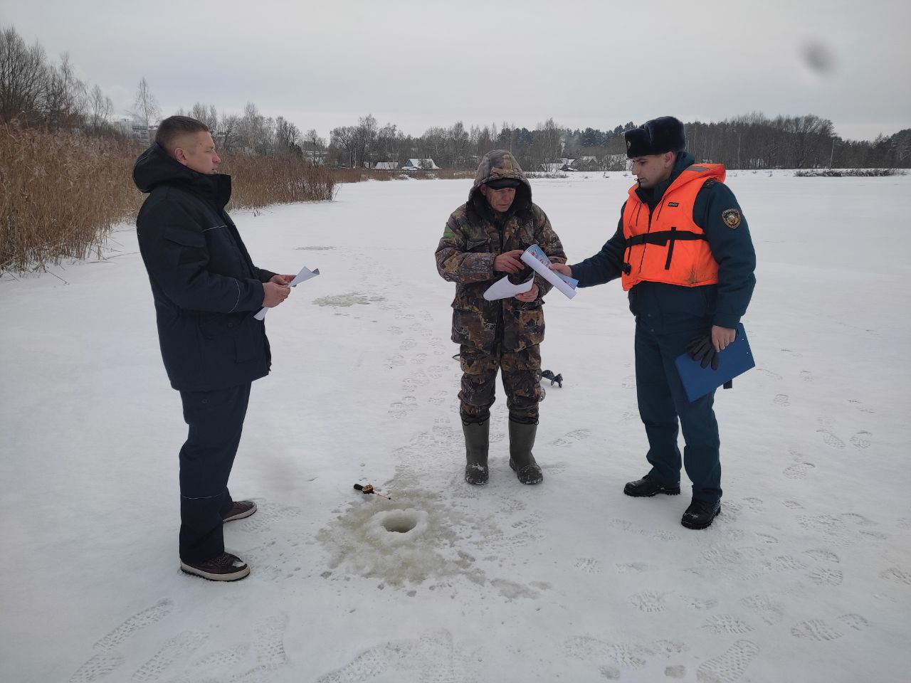 Опасности зимней рыбалки: климовичские спасатели призывают к соблюдению мер безопасности