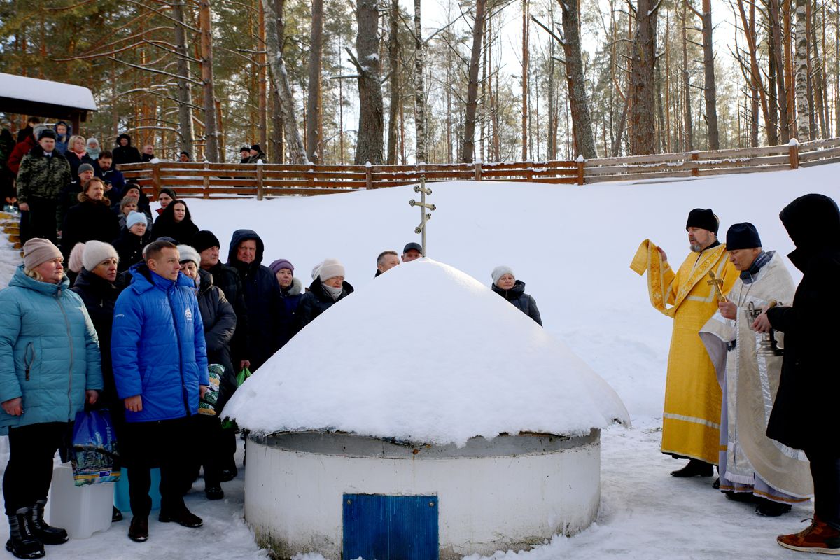 На кринице в д. Зимницы Климовичского района провели чин освящения воды