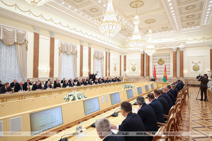 "Что ни ураган, то проблема". Лукашенко требует переработать весь бурелом в маржинальный продукт