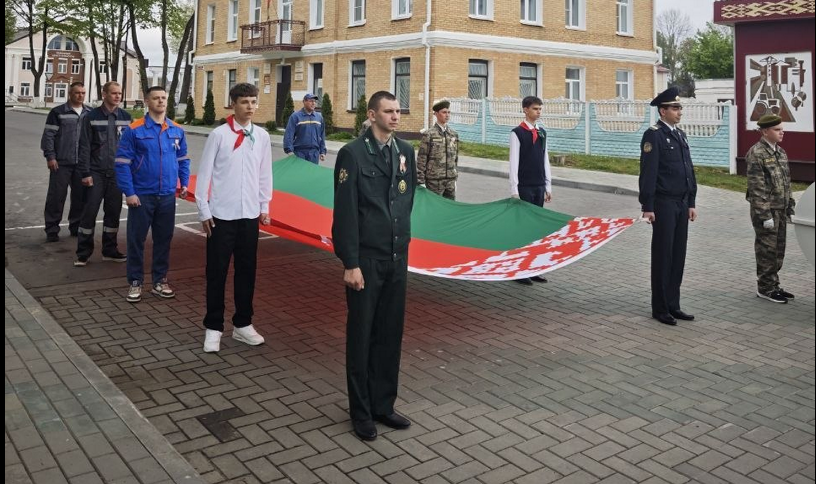 Работники Климовичского лесхоза приняли участие в районном торжестве, посвященном Государственному флагу, Государственному гербу и Государственному гимну  Республики Беларусь.