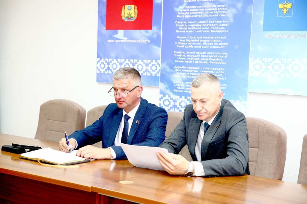 В рамках Единого дня информирования населения председатель райисполкома Виктор Пугач и прокурор района Олег Лимаров встретились с коллективом Климовичского лесхоза